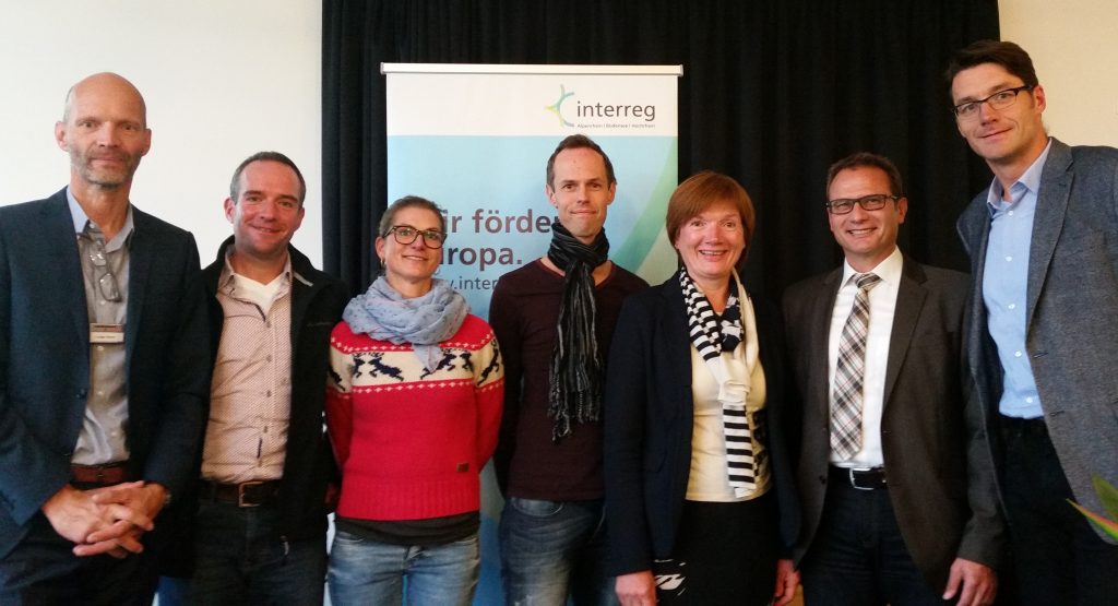 Foto v.l.n.r.: Ludger Baum (Leiter des Regionalen Bildungsbüros Ravensburg), Uwe Winkler (Berufswahl-Lehrkraft), Anja Beer (Karrierebegleiterin), Daniel Kerler (Schulsozialarbeiter) Eva-Maria Meschenmoser (Erste Landesbeamtin), Christof Frick (Bürgermeister), Alexander Matt (Stv. Schulleiter